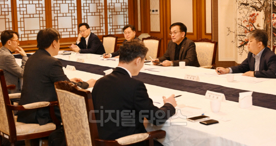 최상목 경제부총리 겸 기획재정부 장관이 23일 서울 종로구 정부서울청사에서 긴급 대외경제자문회의를 주재, 중동 및 에너지 전문가와 함께 중동사태의 전망과 국내경제에 미칠 영향 등을 논의하고 있다. 사진 기재부